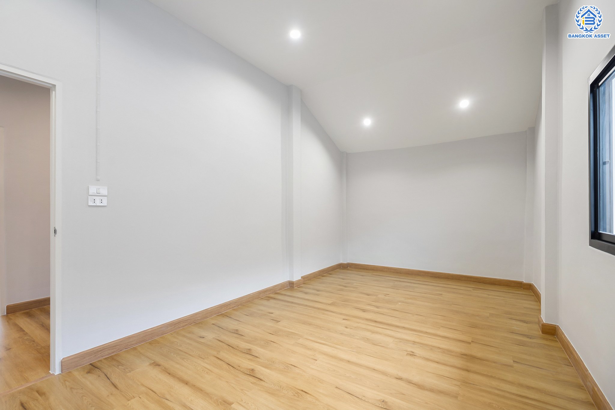 บ้านมือสองตกแต่งใหม่ ม.บูรพา12 ดอนเมือง บ้านเดี่ยว เนื้อที่ 50 ตร.ว. ฟังก์ชัน 4 ห้องนอน 2 ห้องน้ำ จอดรถได้ 2 คัน บนทำเลดีที่สุด ใกล้สนามบินดอนเมือง ทางด่วน "ศรีสมาน" และรถไฟฟ้าสายสีแดง "สถานีดอนเมือง"